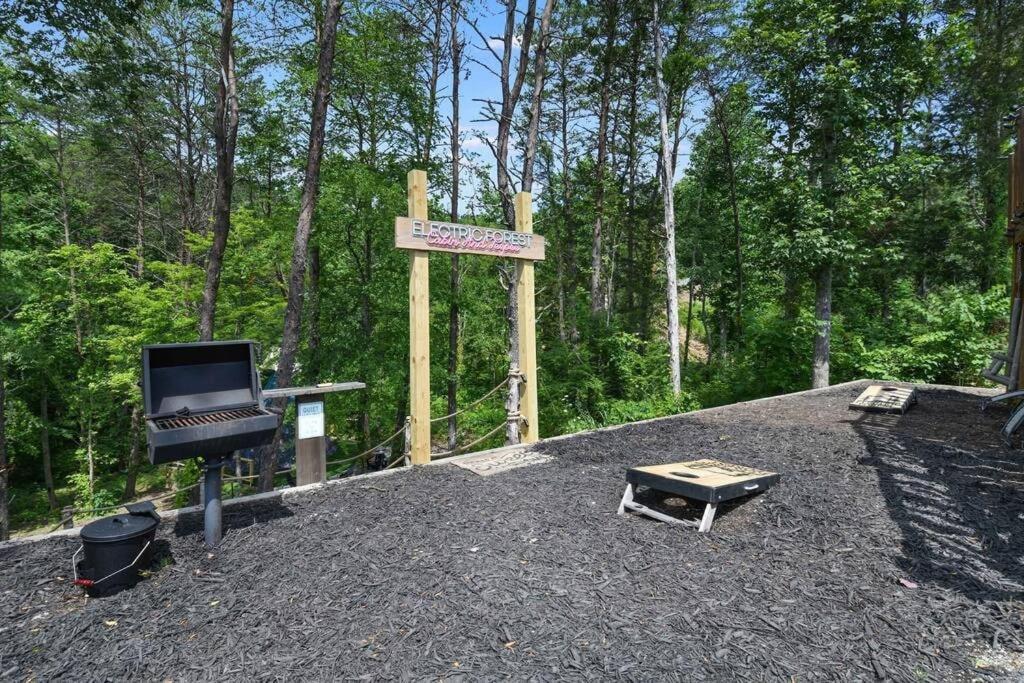 Enchanted Forest Cabin And Teepee! Lights & Laser Show! Private Hot Tub! Unique Stay! Sevierville Extérieur photo