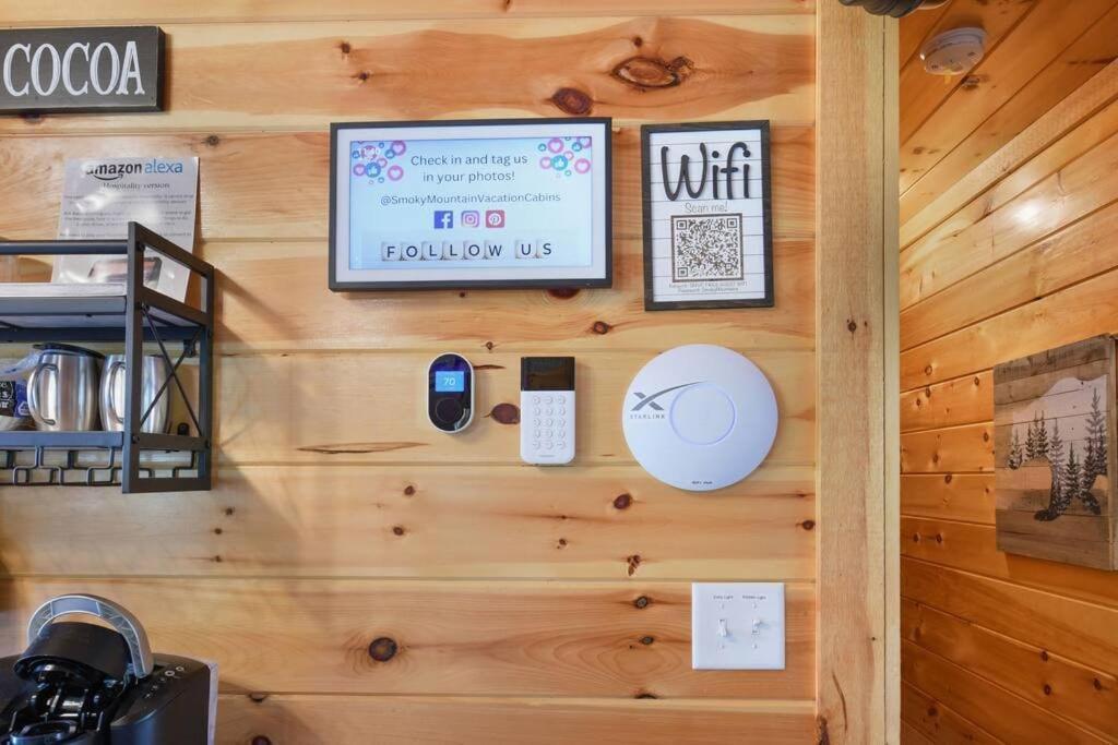 Enchanted Forest Cabin And Teepee! Lights & Laser Show! Private Hot Tub! Unique Stay! Sevierville Extérieur photo