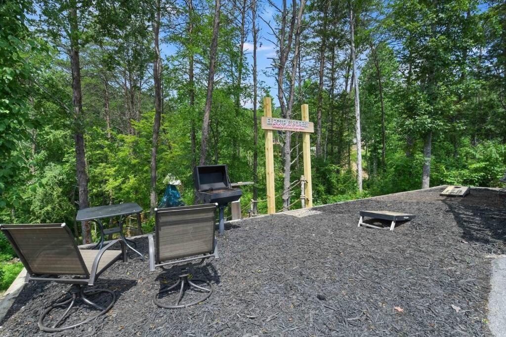 Enchanted Forest Cabin And Teepee! Lights & Laser Show! Private Hot Tub! Unique Stay! Sevierville Extérieur photo