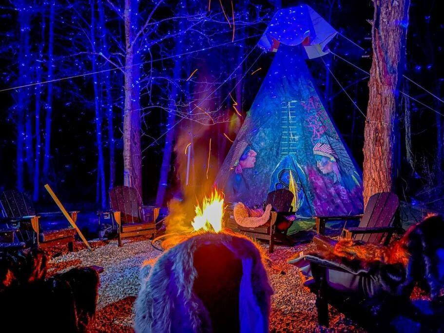 Enchanted Forest Cabin And Teepee! Lights & Laser Show! Private Hot Tub! Unique Stay! Sevierville Extérieur photo