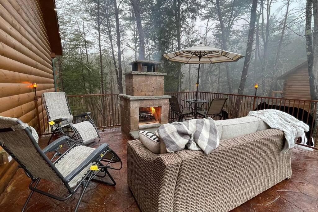 Enchanted Forest Cabin And Teepee! Lights & Laser Show! Private Hot Tub! Unique Stay! Sevierville Extérieur photo