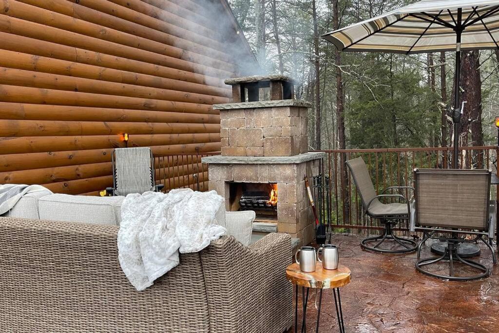Enchanted Forest Cabin And Teepee! Lights & Laser Show! Private Hot Tub! Unique Stay! Sevierville Extérieur photo