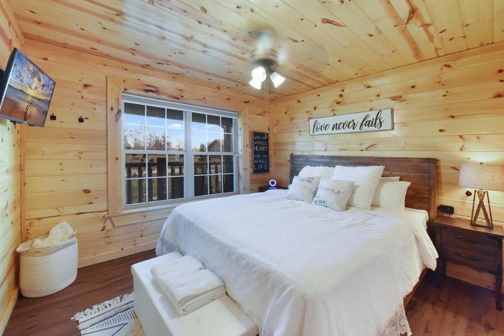 Enchanted Forest Cabin And Teepee! Lights & Laser Show! Private Hot Tub! Unique Stay! Sevierville Extérieur photo