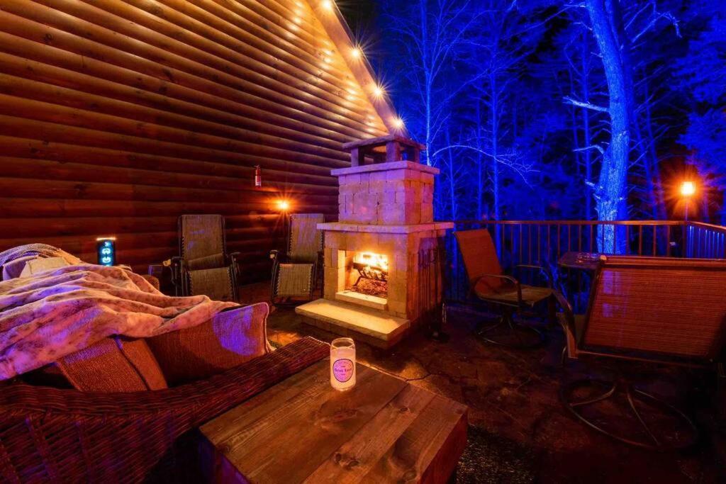 Enchanted Forest Cabin And Teepee! Lights & Laser Show! Private Hot Tub! Unique Stay! Sevierville Extérieur photo