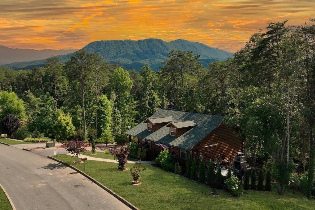 Enchanted Forest Cabin And Teepee! Lights & Laser Show! Private Hot Tub! Unique Stay! Sevierville Extérieur photo